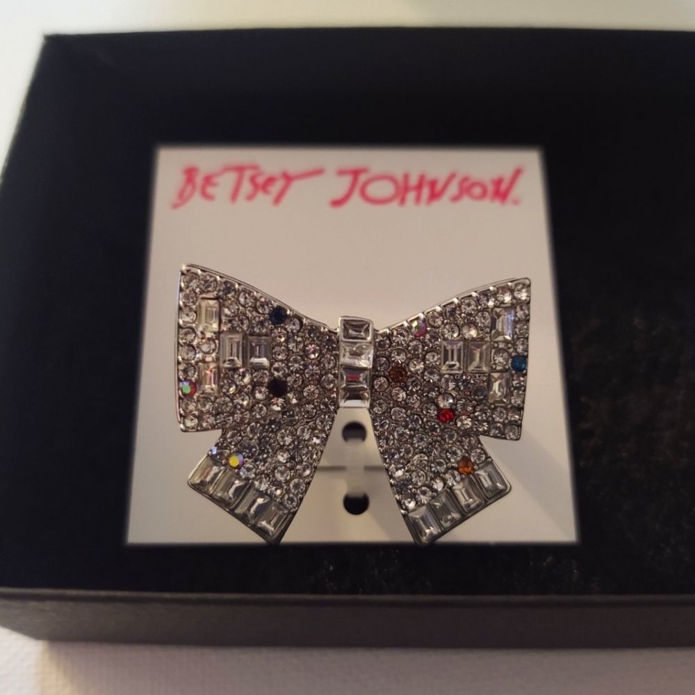 BETSEY JOHNSON crystal bow stretch ring. NWT.
